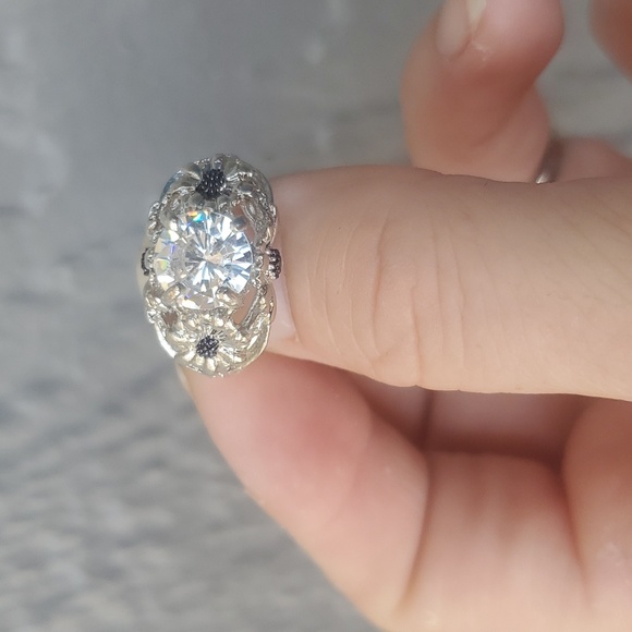 New Round Cubic Zirconia Daisy Silver Ring. - Picture 3 of 5